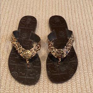Leopard print Tory Burch flip flops